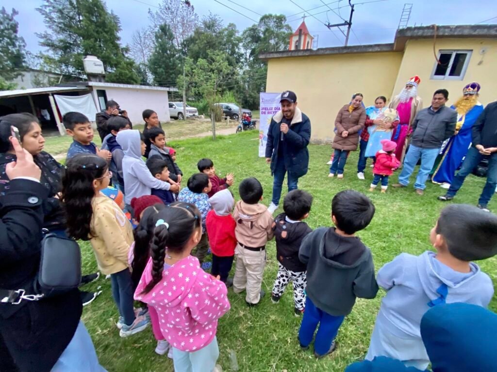 615478289_122108530713184381_7501348351579702876_n-1-1024x768 La magia de los Reyes Magos llega a cada rincón de Tlalnelhuayocan