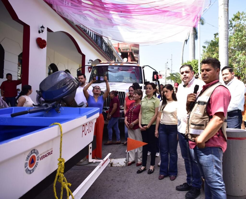 WhatsApp-Image-2026-02-28-at-10.26.08-PM-1024x831 Ayuntamiento de Tantoyuca fortalece Protección Civil con pipa contra incendios y lancha de rescate