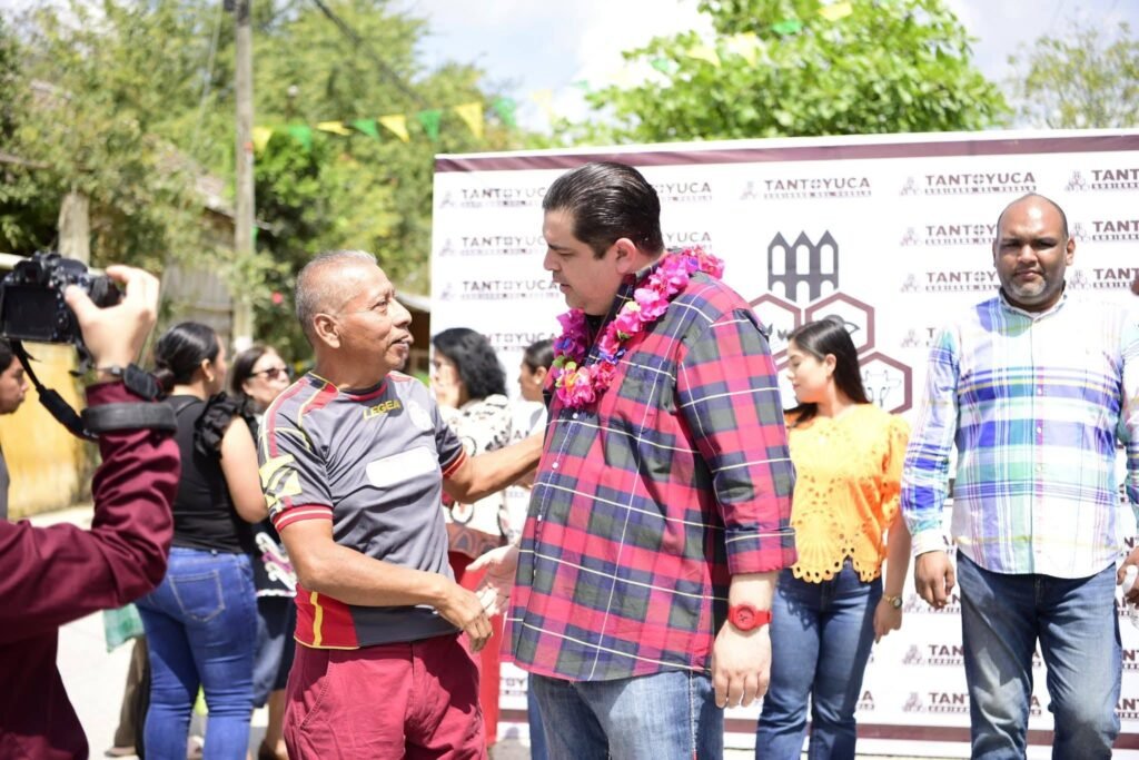 2-4-1024x683 Alcalde de Tantoyuca da banderazo de inicio a rehabilitación de pavimentación