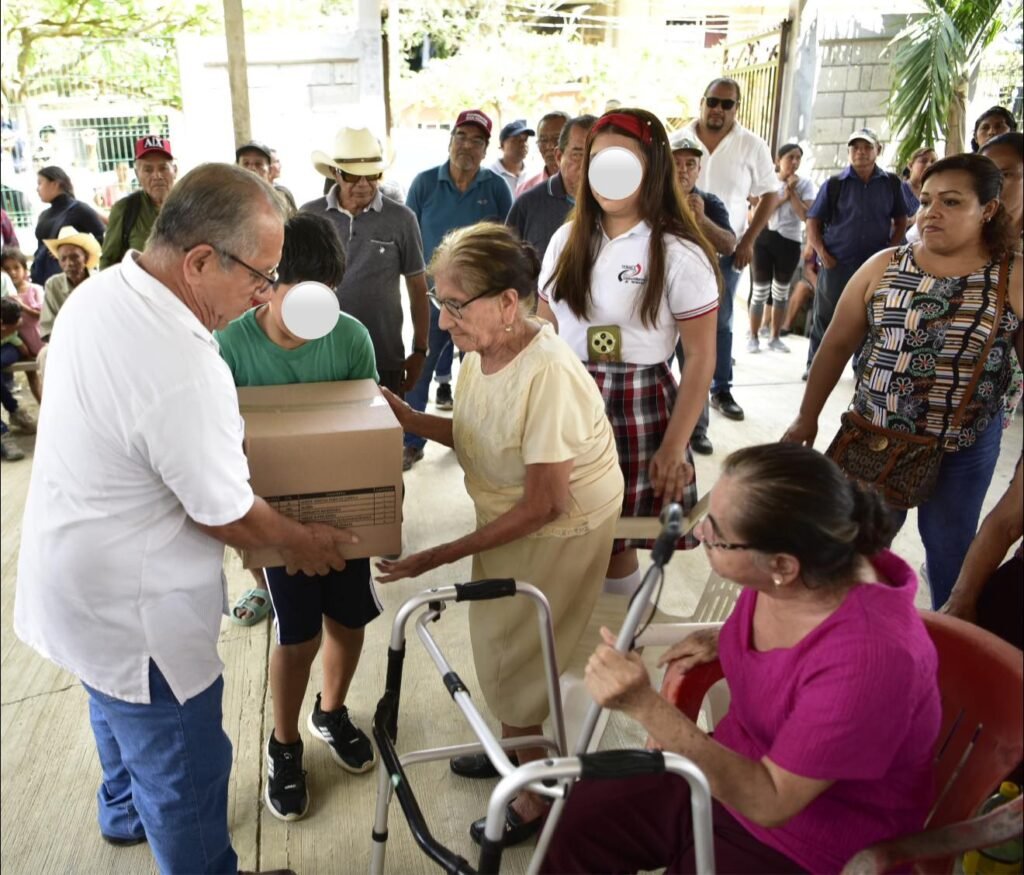 646112285_1319099256939302_7949869142760865253_n-1024x875 Entrega Alcalde de Tantoyuca 400 despensas en Acececa