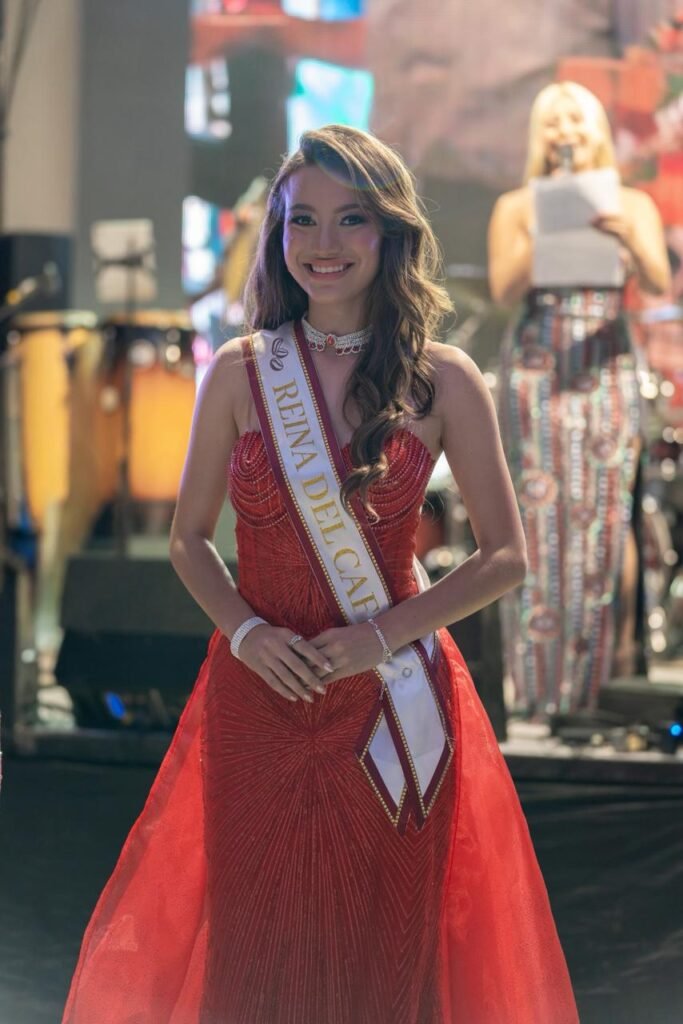 WhatsApp-Image-2026-03-01-at-12.48.37-PM-1-683x1024 Regresó la Feria: Coatepec coronó a Constanza I