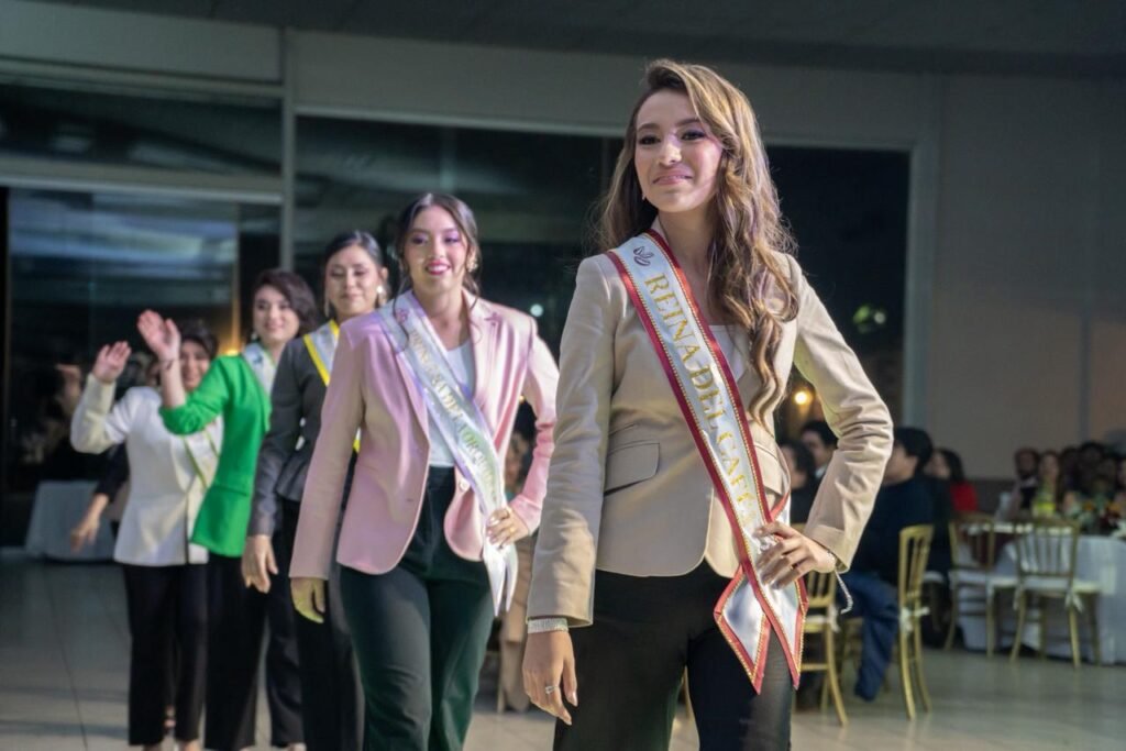 WhatsApp-Image-2026-03-01-at-12.48.37-PM-1024x683 Regresó la Feria: Coatepec coronó a Constanza I