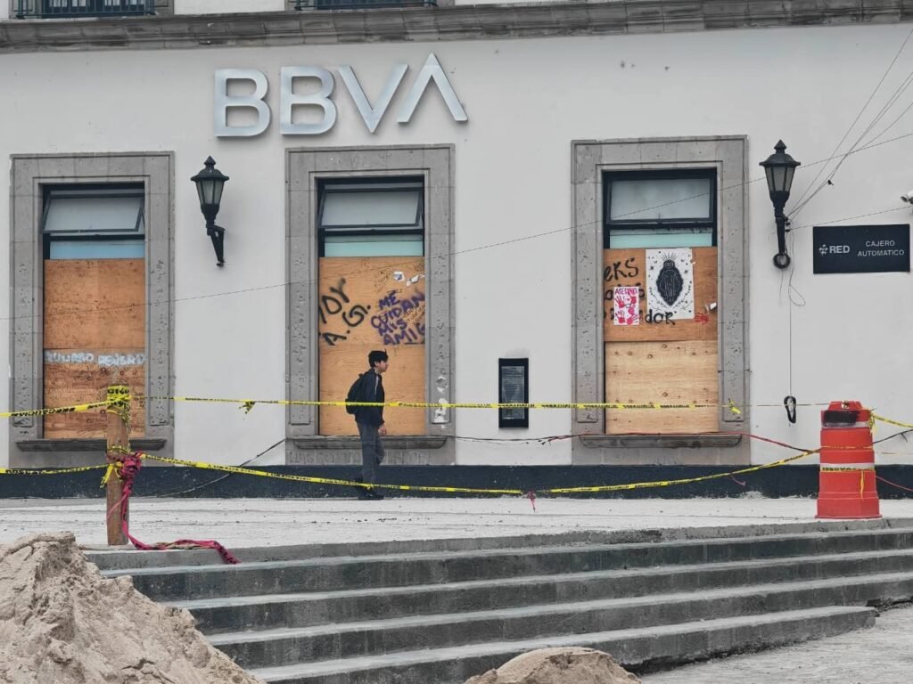 WhatsApp-Image-2026-03-08-at-2.44.16-PM-1-1024x768 Inmuebles del centro de Xalapa son protegidos con tablones previo a la marcha del 8M