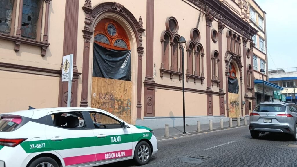 WhatsApp-Image-2026-03-08-at-2.44.16-PM-3-1024x576 Inmuebles del centro de Xalapa son protegidos con tablones previo a la marcha del 8M