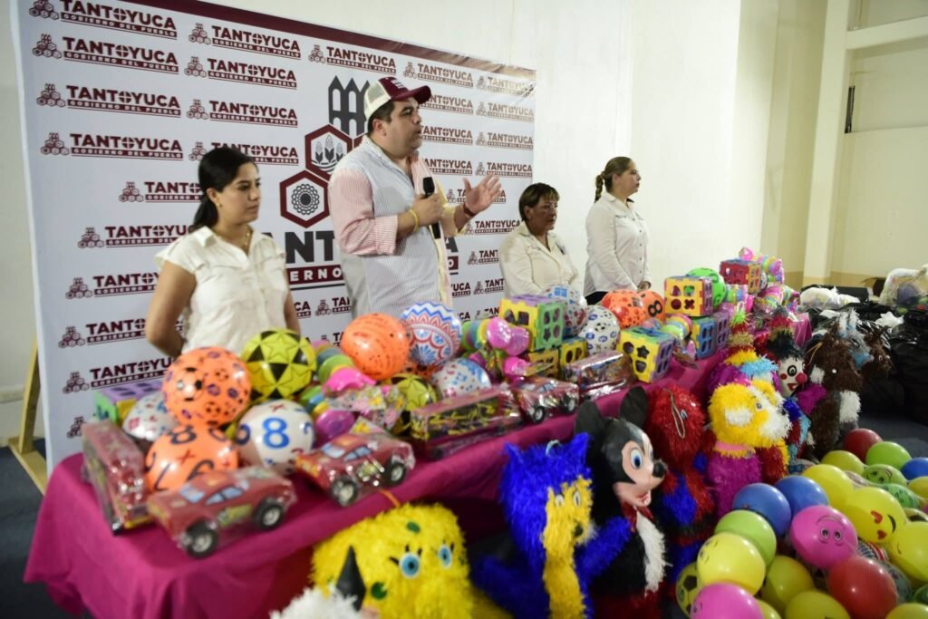 2-22-1024x683 Entrega Ayuntamiento de Tantoyuca juguetes y dulces a escuelas de las comunidades