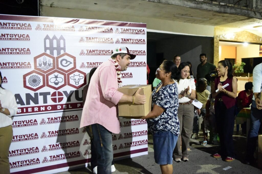 4-14-1024x683 Entrega alcalde de Tantoyuca más de 200 despensas en la colonia Cerro de la Cruz