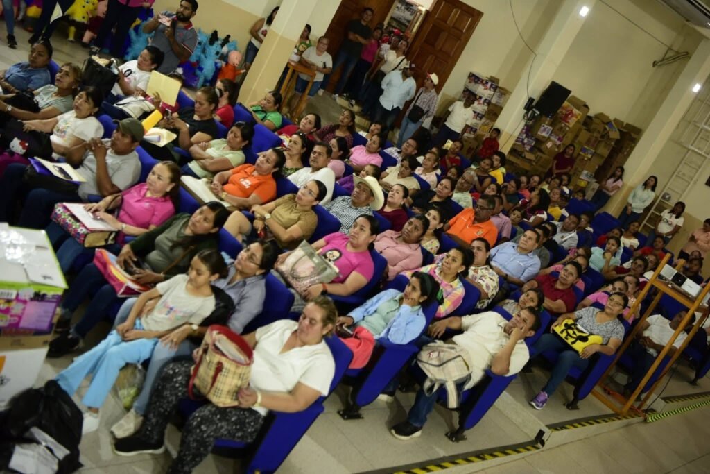 4-20-1024x683 Entrega Ayuntamiento de Tantoyuca juguetes y dulces a escuelas de las comunidades