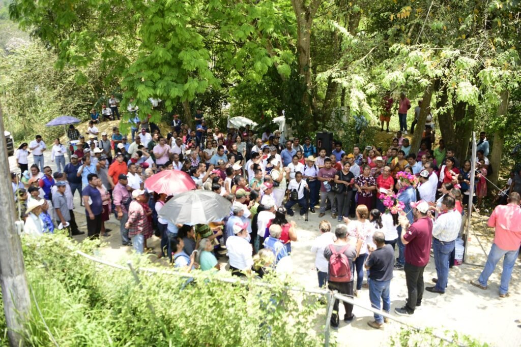 b-3-1024x683 Alcalde de Tantoyuca da banderazo a obra de pavimentación con concreto hidráulico 