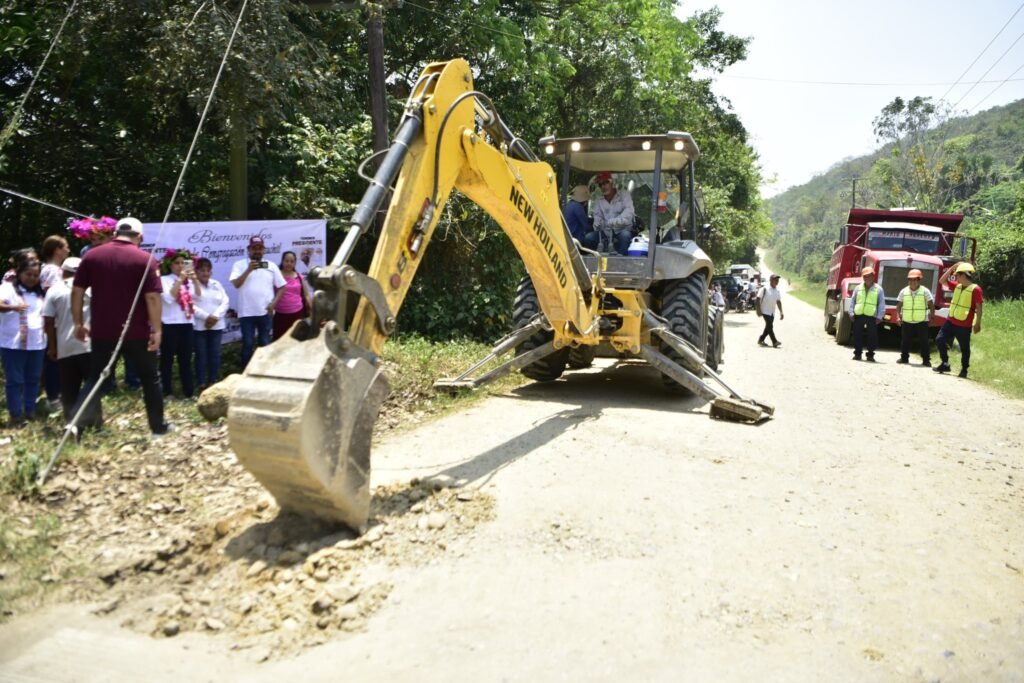 e-2-1024x683 Alcalde de Tantoyuca da banderazo a obra de pavimentación con concreto hidráulico 