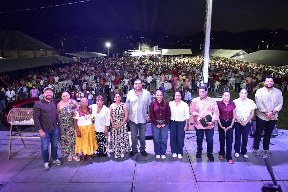 2-10 Gobierno de Tantoyuca reconoce con magno evento a maestras y maestros