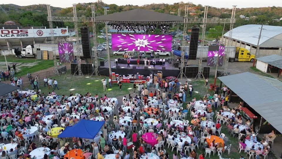 5-5 Gobierno de Tantoyuca reconoce con magno evento a maestras y maestros