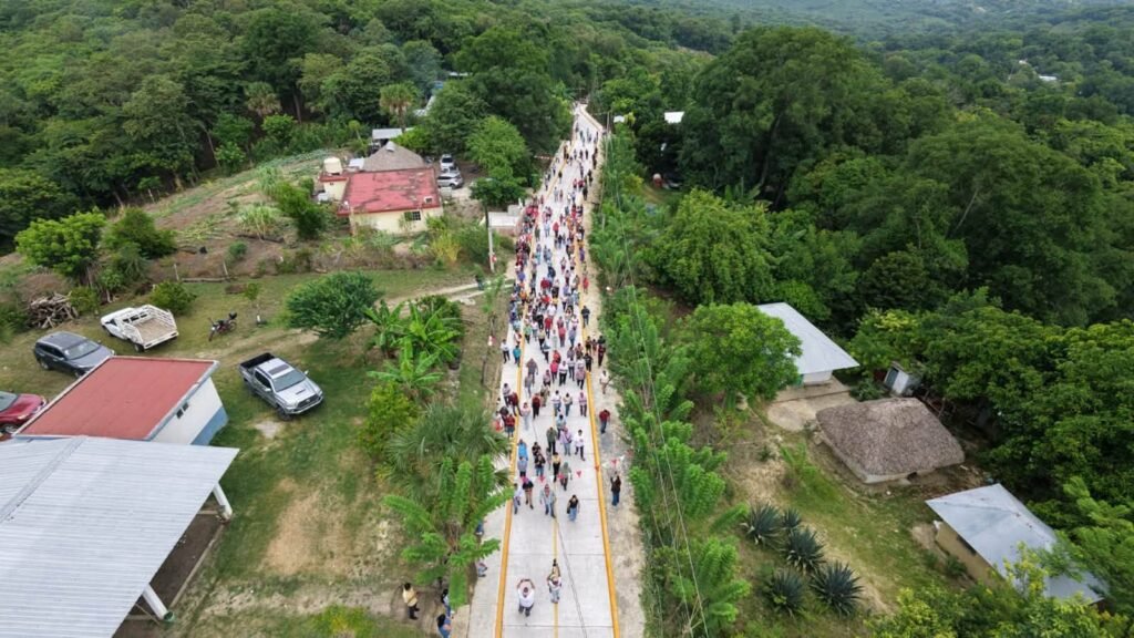 2-1024x576 Entrega alcalde de Tantoyuca carretera de 1.5 km en la localidad de El Limón