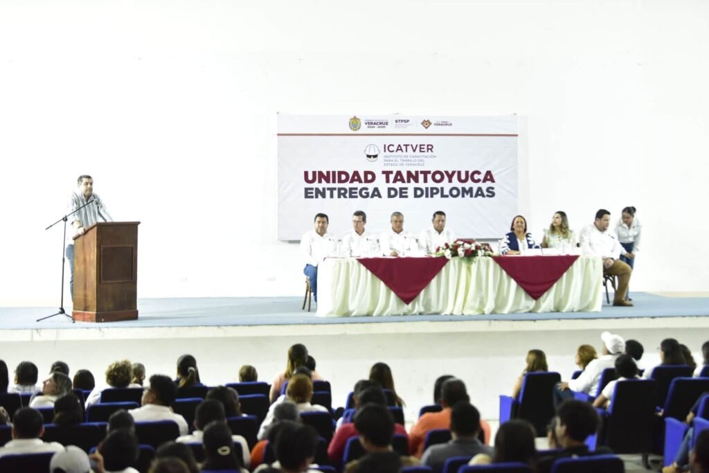 3-6-1024x683 ¡Jóvenes concluyen con éxito sus cursos de inglés!