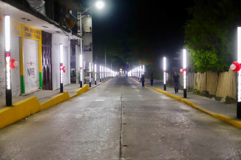 5-2-1024x683 Inauguran más 130 luminarias en avenida Juanamar de Tantoyuca